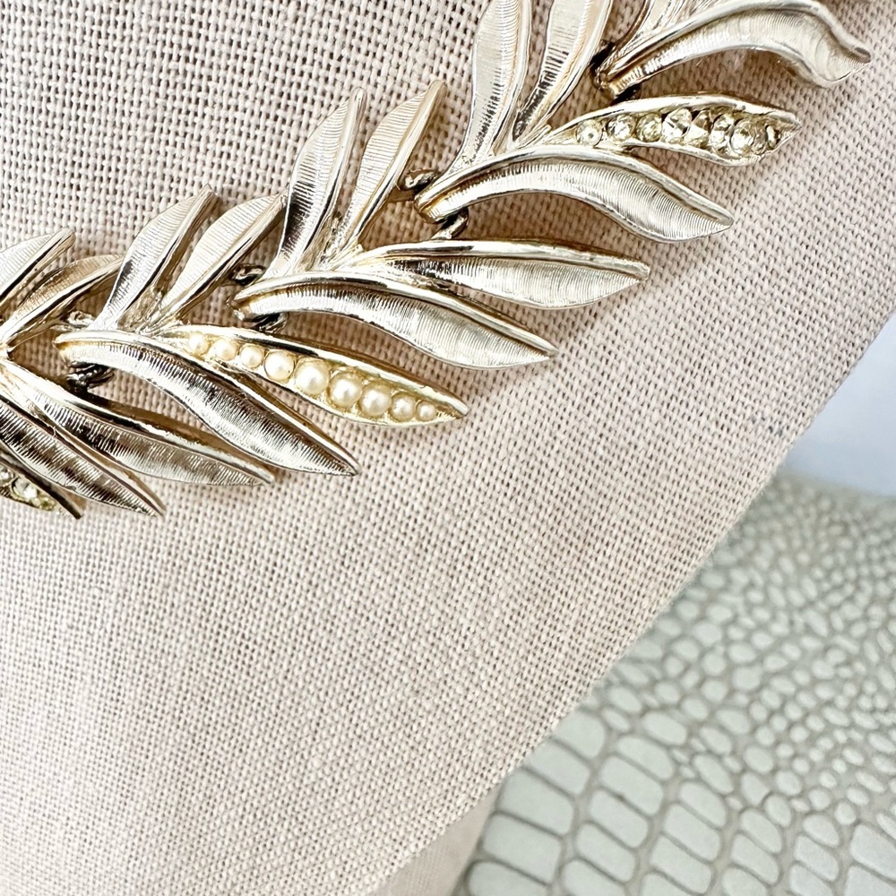 Vintage Art Gold Tone Leaf With Faux Pearls And Rhinestone Statement Necklace - Picture 5 of 5